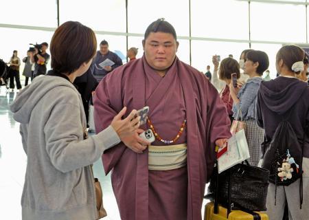 　大相撲のロンドン公演へ出発する伯桜鵬＝１２日、羽田空港