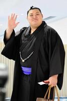　大相撲ロンドン公演に向けて出発する横綱大の里＝１１日、羽田空港