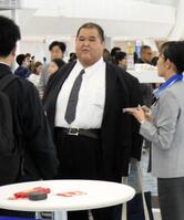 　発券を待つ若者頭の栃乃藤