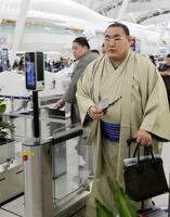 　入場ゲートを通る豊昇龍