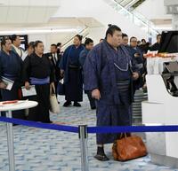 　発券を待つ熱海富士ら