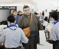 　カウンターでチケットを受け取る高安