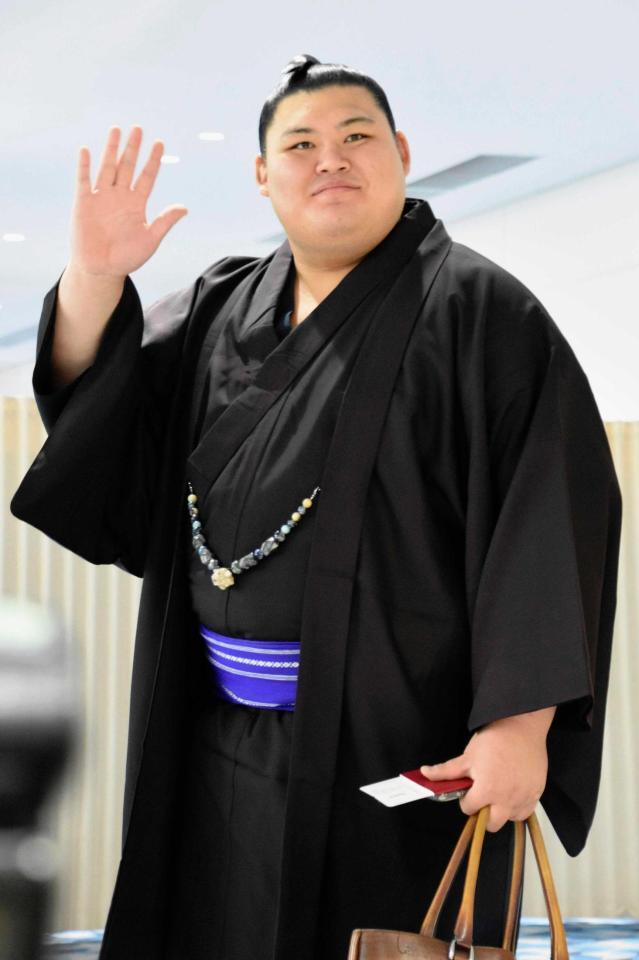 　大相撲ロンドン公演に向けて出発する横綱大の里＝１１日、羽田空港