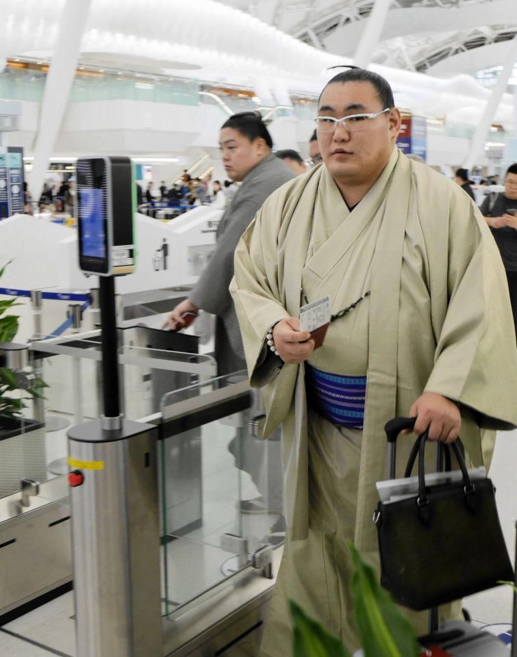 　入場ゲートを通る豊昇龍