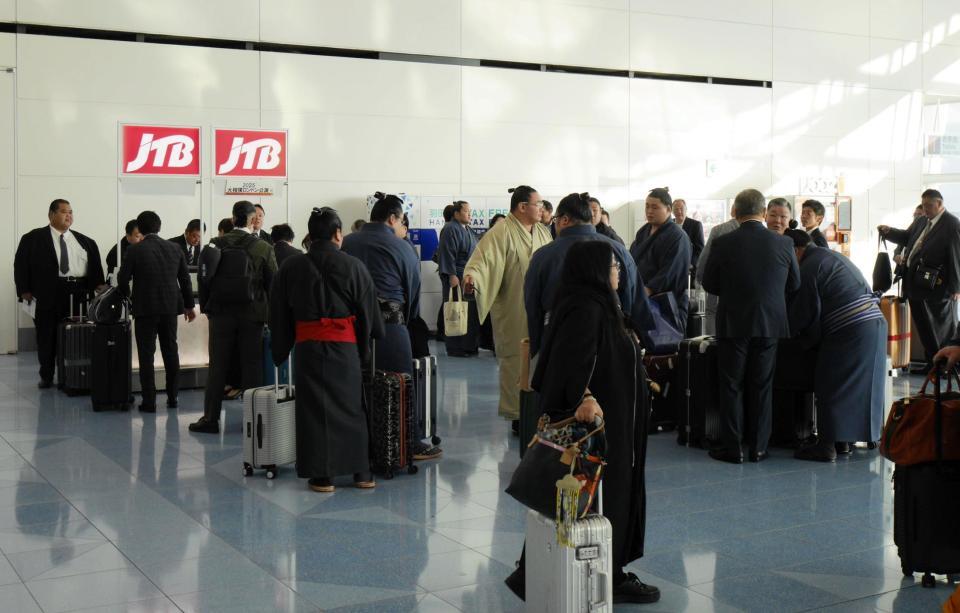 　空港に集まった力士