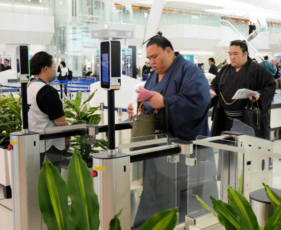 　入場ゲートを通る御嶽海（左）と豪ノ山