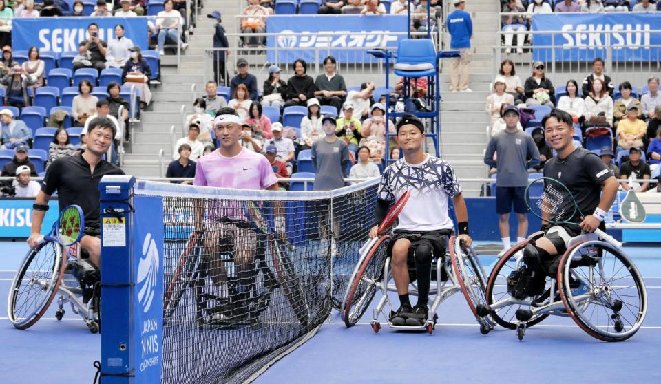 　試合前に記念撮影を行う（左から）国枝慎吾、小田凱人、三木拓也、眞田卓