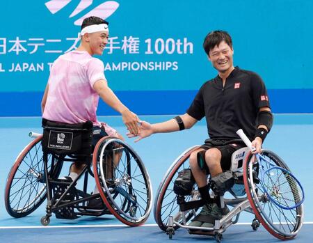 　車いすテニス男子ダブルスのエキシビションマッチに登場した国枝慎吾さん（右）と小田凱人
