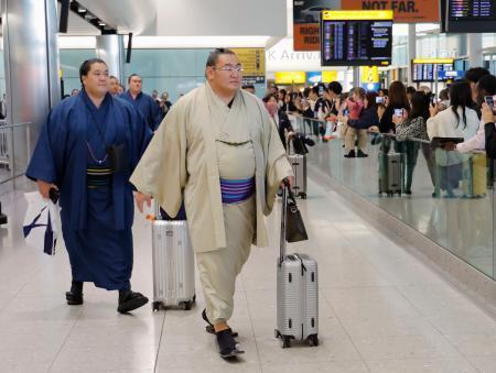 　大相撲のロンドン公演のため、英ヒースロー空港に到着した豊昇龍（手前）ら＝１２日、ロンドン（共同）