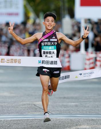 　ゴールする国学院大アンカーの上原琉翔。２年連続３度目の優勝を果たした＝出雲ドーム前