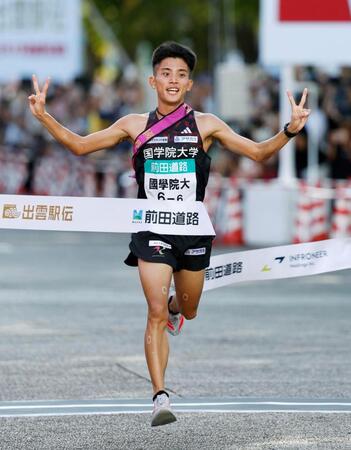 　ゴールする国学院大アンカーの上原琉翔。２年連続３度目の優勝を果たした