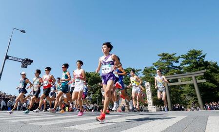 　出雲全日本大学選抜駅伝で、出雲大社前からスタートする選手たち