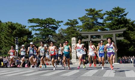 　出雲全日本大学選抜駅伝で、出雲大社前からスタートする選手たち