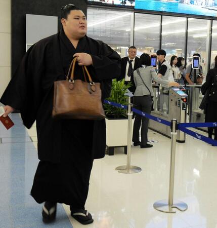 【写真】背後からこっそり激写!ロンドンの街を歩く着物姿の横綱