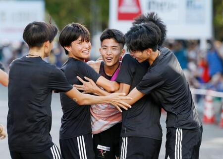 　ゴールしチームメートに迎えられる国学院大アンカーの上原琉翔（中央）。２年連続３度目の優勝を果たした