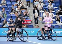 　入場する国枝慎吾（左）、小田凱人