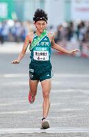 　７位でゴールする青学大アンカーの黒田朝日