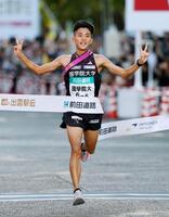 　ゴールする国学院大アンカーの上原琉翔。２年連続３度目の優勝を果たした