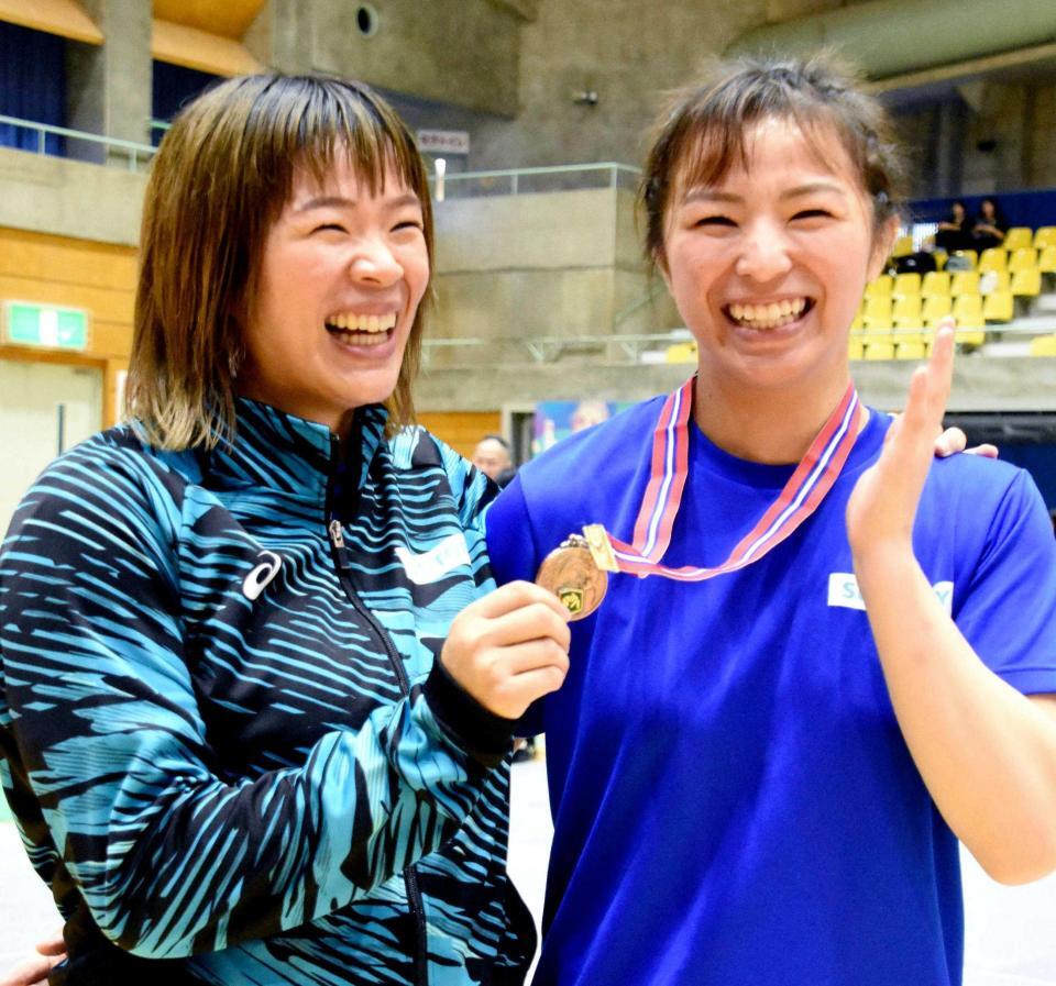 　現役引退を表明した金城（旧姓川井）梨紗子（左）と写真に納まる妹の恒村友香子