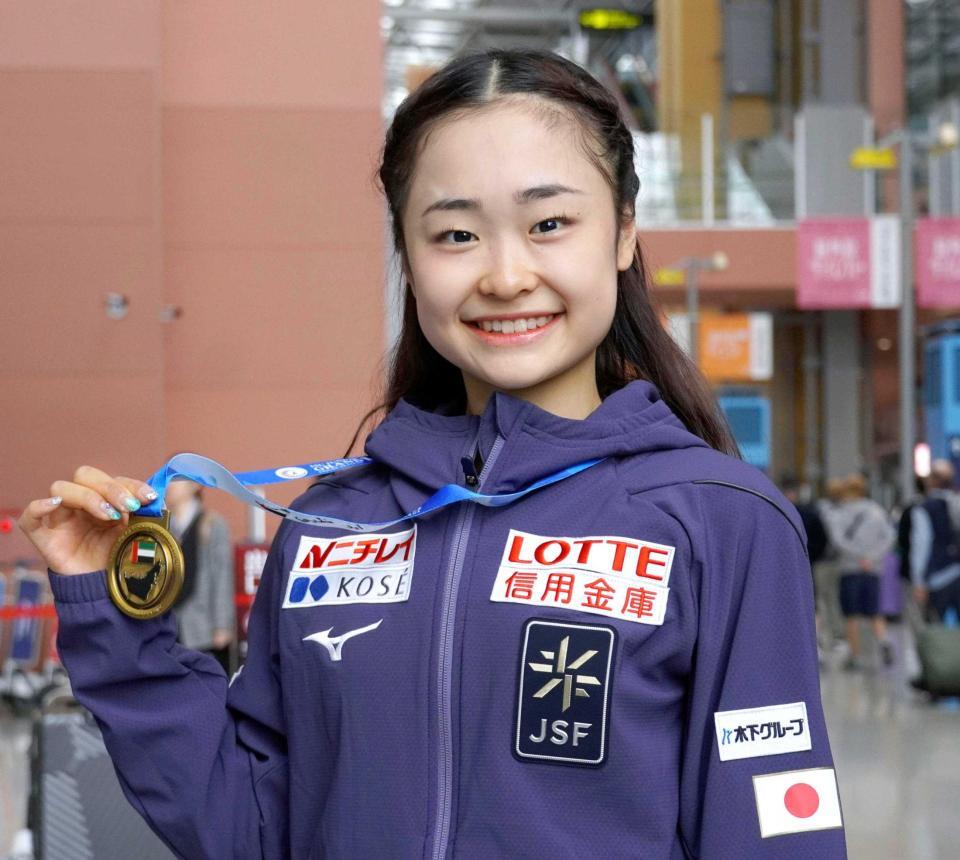 　ジュニアＧＰシリーズ第７戦を制して帰国し、メダルを手にする島田麻央