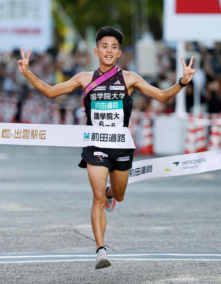 　ゴールする国学院大アンカーの上原琉翔。２年連続３度目の優勝を果たした