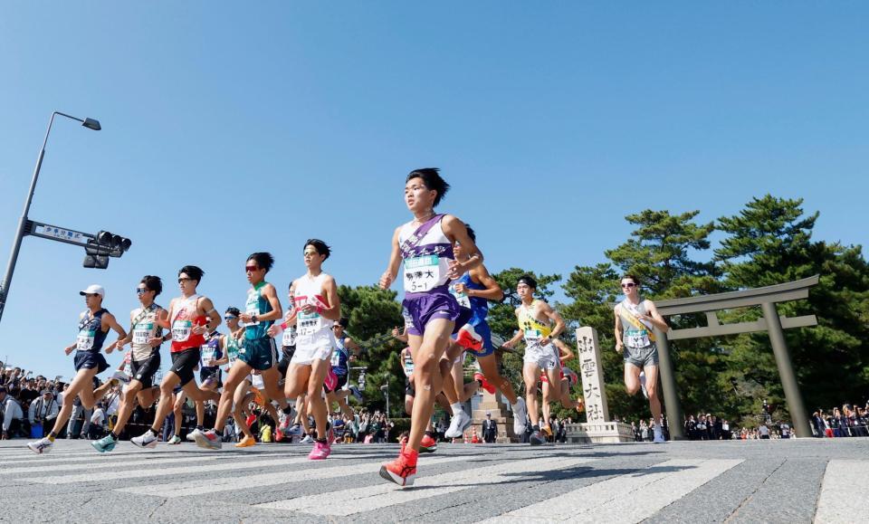 　出雲全日本大学選抜駅伝で、出雲大社前からスタートする選手たち