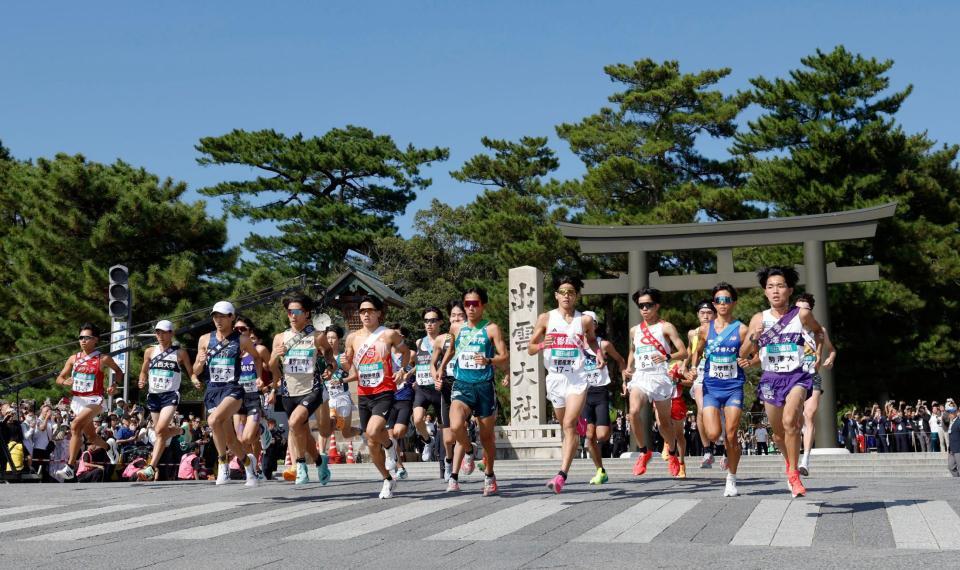 　出雲全日本大学選抜駅伝で、出雲大社前からスタートする選手たち
