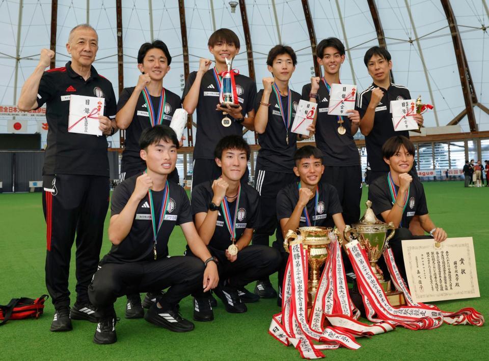 　２年連続３度目の優勝を果たし笑顔の国学院大の選手ら。後列右端は前田康弘監督