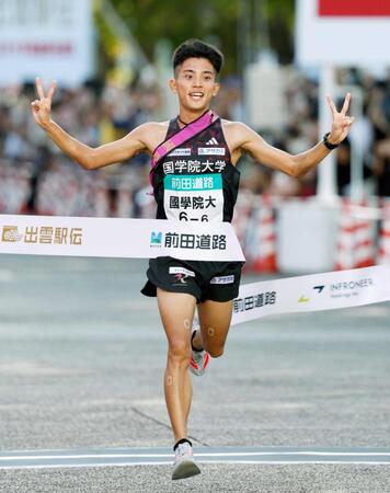 　ゴールする国学院大アンカーの上原琉翔