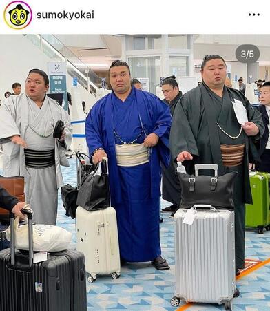 　ロンドンに向かう羽田空港で。中央が霧島。日本相撲協会の公式インスタグラム＠ｓｕｍｏｋｙｏｋａｉより