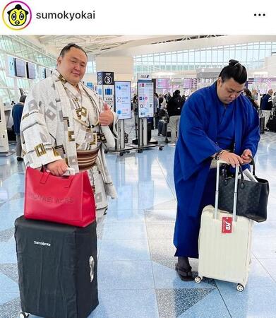 　羽田空港で搭乗前に荷物をチェックする霧島（右）。日本相撲協会の公式インスタグラム＠ｓｕｍｏｋｙｏｋａｉより