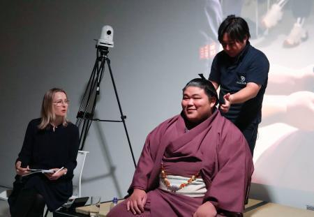 伯桜鵬、ロンドンで髪結い実演　現地ファンと交流