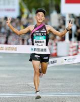 　ゴールする国学院大アンカーの上原琉翔