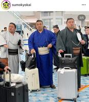 　ロンドンに向かう羽田空港で。中央が霧島。日本相撲協会の公式インスタグラム＠ｓｕｍｏｋｙｏｋａｉより