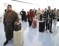 　出国する高安（手前左）、阿炎（同右）ら＝１２日、羽田空港