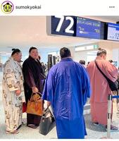 　羽田発のＡＮＡ機に乗り込む大の里（左から２人目）ら。日本相撲協会の公式インスタグラム＠ｓｕｍｏｋｙｏｋａｉより