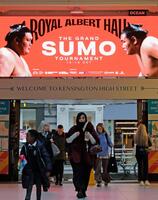 大相撲ロンドン公演をＰＲする電光表示＝14日、ロンドン（共同）