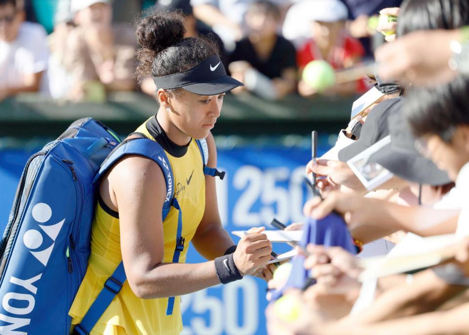 　シングルスで２回戦進出を決め、サインに応じる大坂なおみ