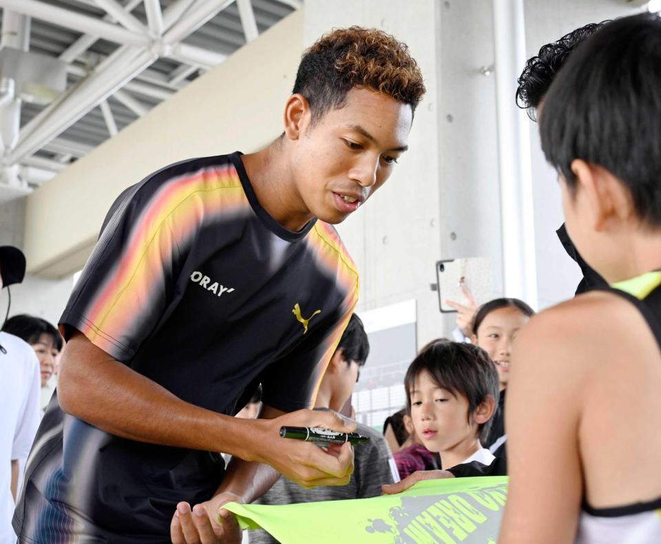 　サインの求めに応じるサニブラウン・ハキーム