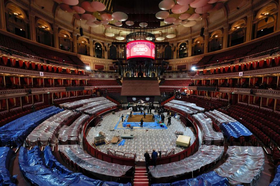 　大相撲ロンドン公演に向け、準備が進むロイヤル・アルバート・ホールの館内＝13日、ロンドン（共同）