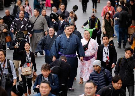　大相撲公演を前にロンドン市内を観光する横綱大の里（中央）＝１４日（共同）