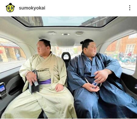 　一緒の車で移動する豊昇龍と大の里。日本相撲協会のインスタグラム（ｓｕｍｏｕｋｙｏｋａｉ）より