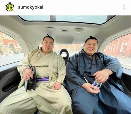 　一緒の車で移動する豊昇龍と大の里。日本相撲協会のインスタグラム（ｓｕｍｏｕｋｙｏｋａｉ）より