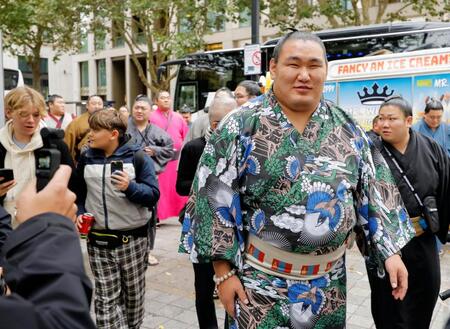 　ロンドン市内を観光する横綱豊昇龍（共同）