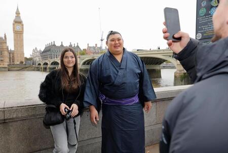 ロンドン市内を観光し、記念撮影に応じる大の里＝14日（共同）