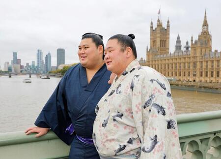 　ロンドン市内を観光し、記念写真に納まる大の里（左）と欧勝海（共同）