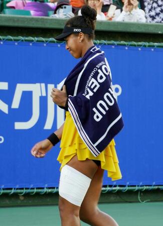 　シングルスで準々決勝進出を決め、引き揚げる大坂なおみ。第３セットの途中で左太ももを痛め、テーピングを巻いて戦い抜いた