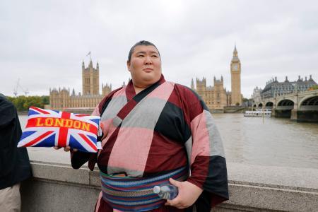 　大相撲公演を前にロンドン市内を観光する熱海富士。奥は英議会議事堂の大時計「ビッグベン」＝１４日（共同）