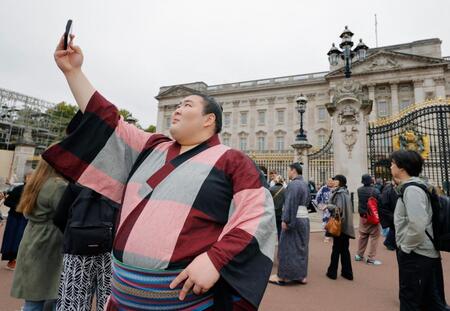 　ロンドンのバッキンガム宮殿前で自撮りをする熱海富士＝14日