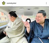 　一緒の車で移動する豊昇龍と大の里。日本相撲協会のインスタグラム（ｓｕｍｏｕｋｙｏｋａｉ）より